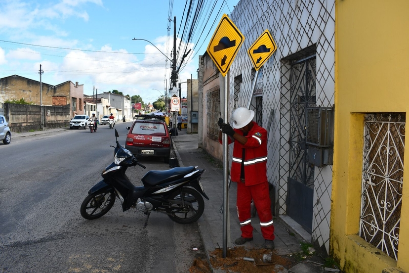 Imagem referente à notícia Prefeitura de Alagoinhas intensifica instalação de placas de trânsito