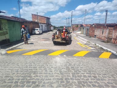 Imagem referente à notícia Novos redutores de velocidade recebem sinalização em diferentes pontos de Alagoinhas