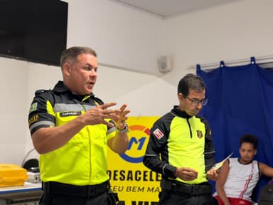 Imagem referente à notícia Dia do Estudante é marcado por ação da SMT de educação para o trânsito com alunos da EJA