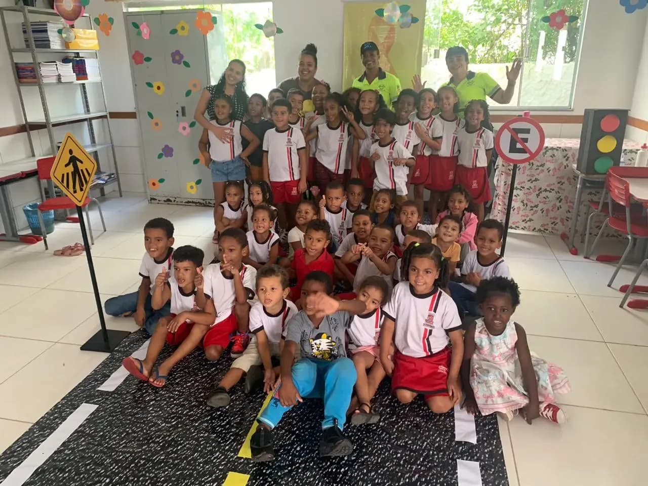 Crianças em foto de ação educativa 