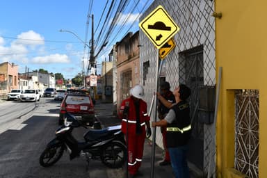 Imagem referente à notícia Prefeitura de Alagoinhas intensifica instalação de placas de trânsito