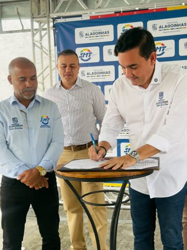 Imagem referente à notícia Alagoinhas assina ordem de serviço para semáforos inteligentes e videomonitoramento