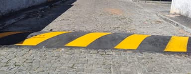 Imagem referente à notícia Novos redutores de velocidade recebem sinalização em diferentes pontos de Alagoinhas