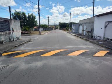 Imagem referente à notícia Novos redutores de velocidade recebem sinalização em diferentes pontos de Alagoinhas