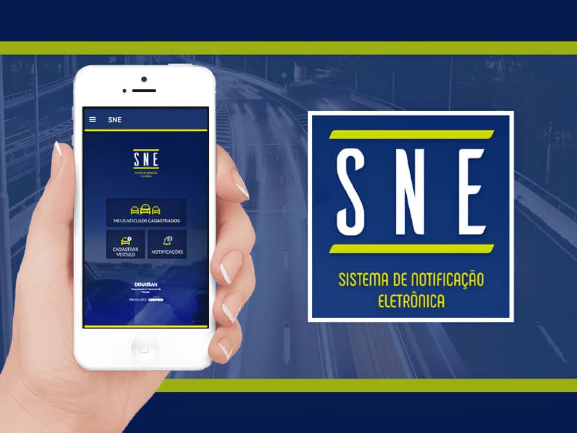 Imagem referente a aprovação do sistema de notificações eletrônicas (SNE). Uma mão segura uma aparelho branco exibindo a interface da aplicação e ao lado a logo do sistema abreviada para SNE.