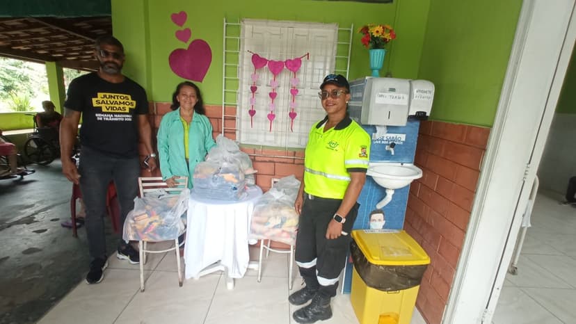 Agentes na entrega de alimentos arrecadados na corrida guepardo